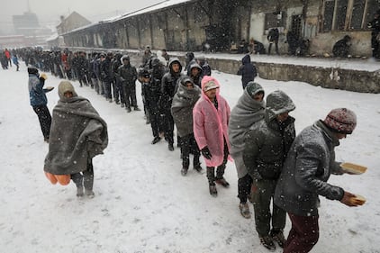 A Belgrado immigrati in coda per un pasto caldo 12