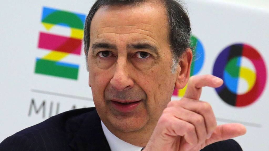 Il sindaco salva la Raggi e "affonda" Di Maio: incapace o superficiale