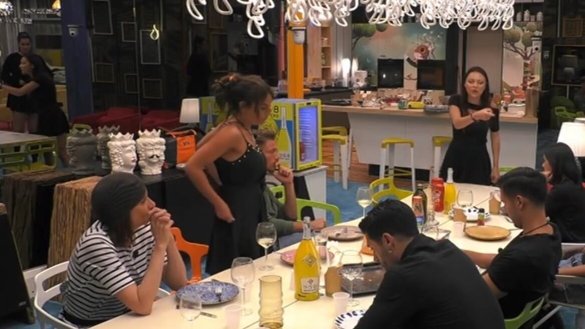 Gf, Francesca De André accusa Martina Nasoni: "Ti alcolizzi"