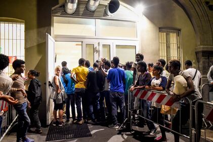 Migranti, l'hub di via Sammartini al collasso 17