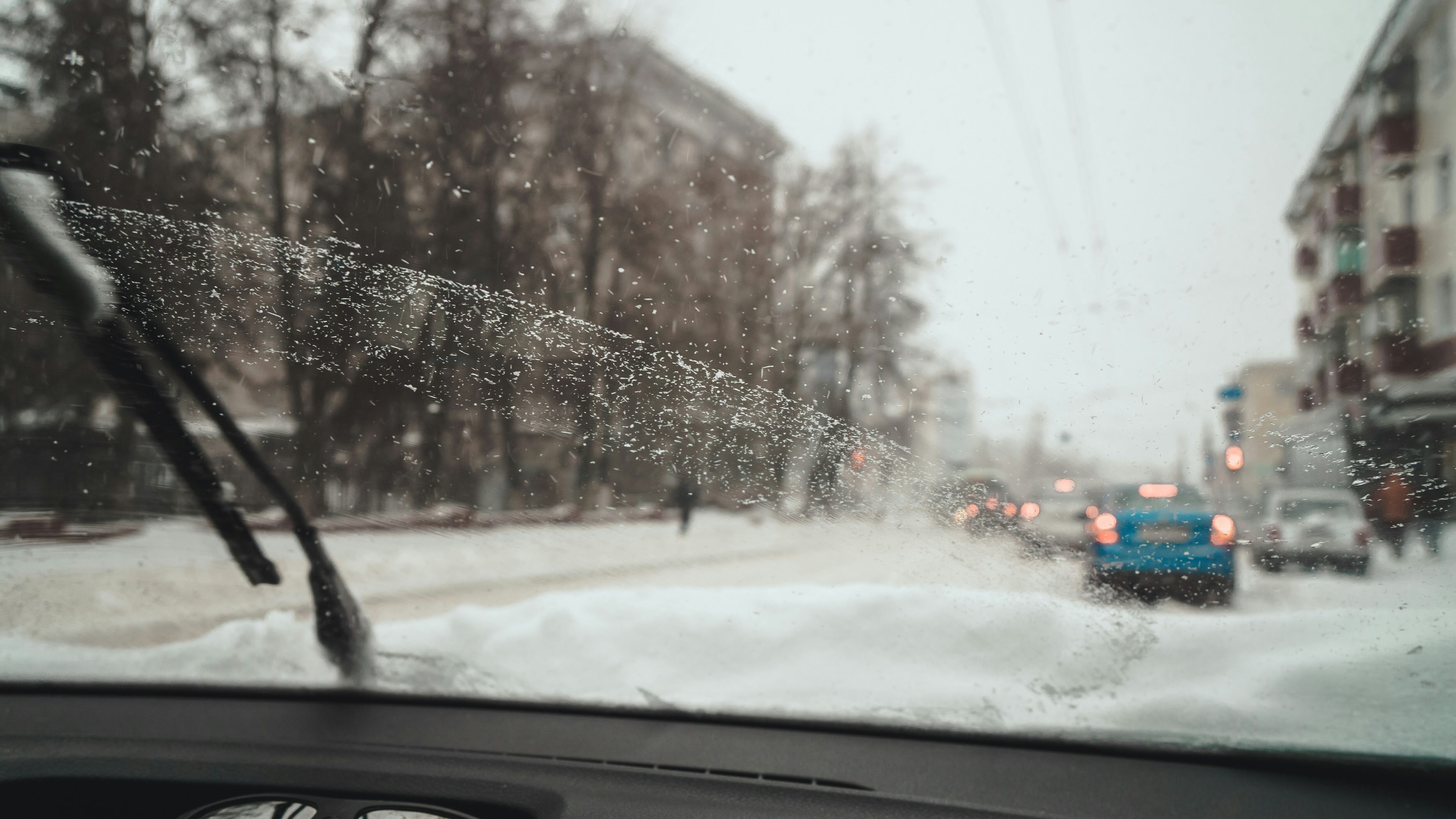 Freddo e tergicristalli congelati attaccati al vetro dell'auto: ecco come risolvere