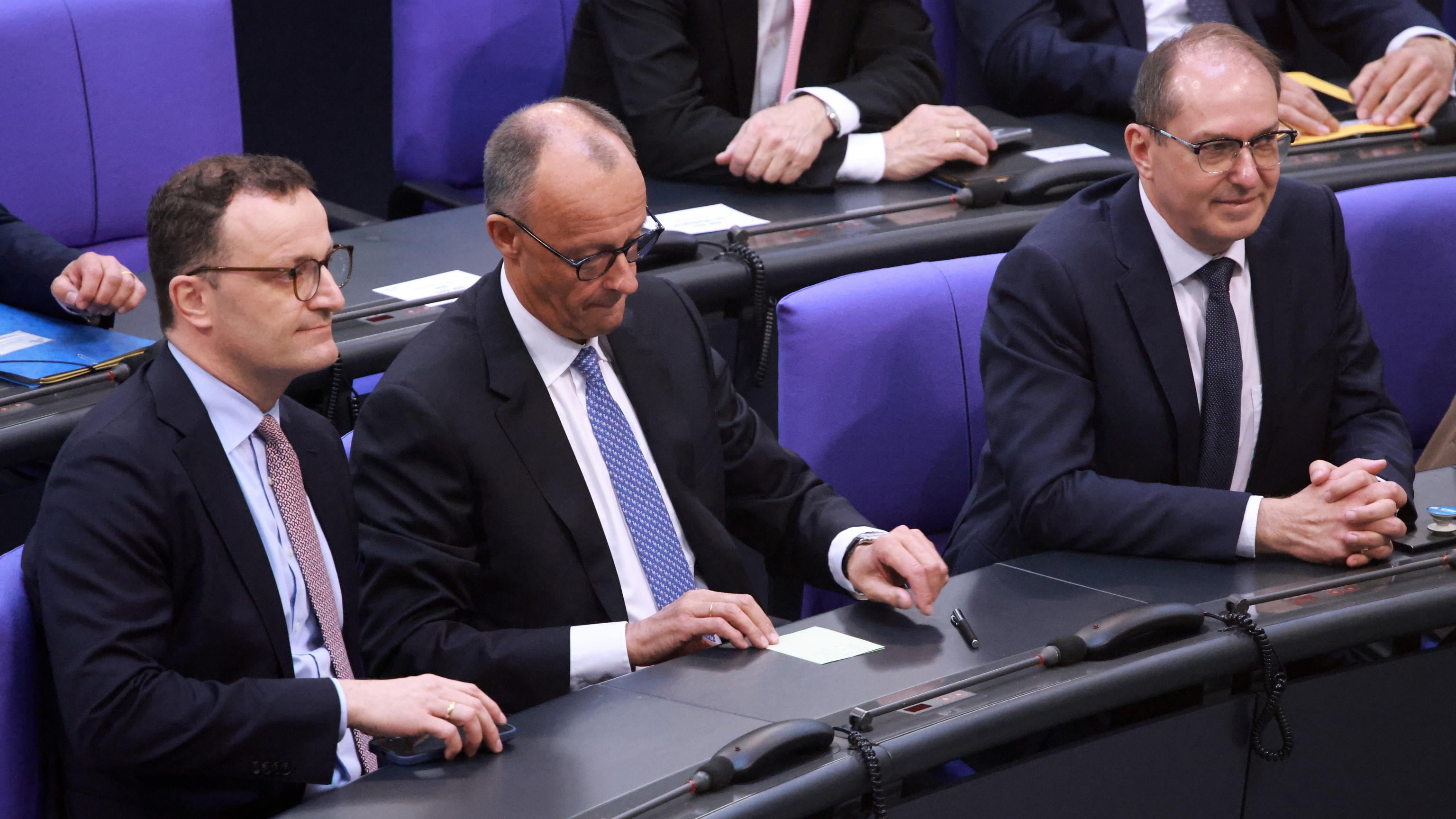 Merz parte con il brivido. Sotto per 18 voti, poi l'ok