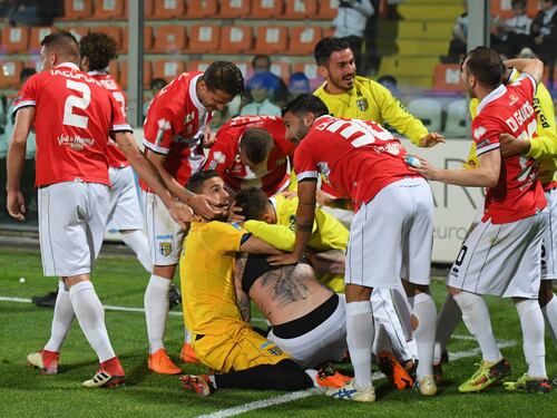 Serie B, il Parma fa festa e torna in Serie A. Harakiri Frosinone