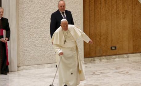 Imprevisto per Papa Francesco: il bastone cede, il Pontefice vacilla per qualche istante 1