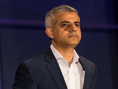 Sadiq Khan nella bufera: "Ha aumentato stipendi del suo staff"