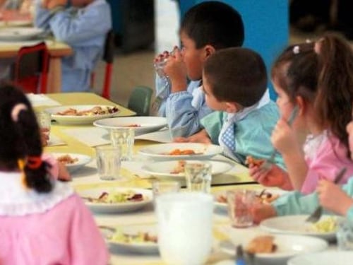 Milano, vermi nel cibo servito ai bimbi dalla mensa, ira dei genitori
