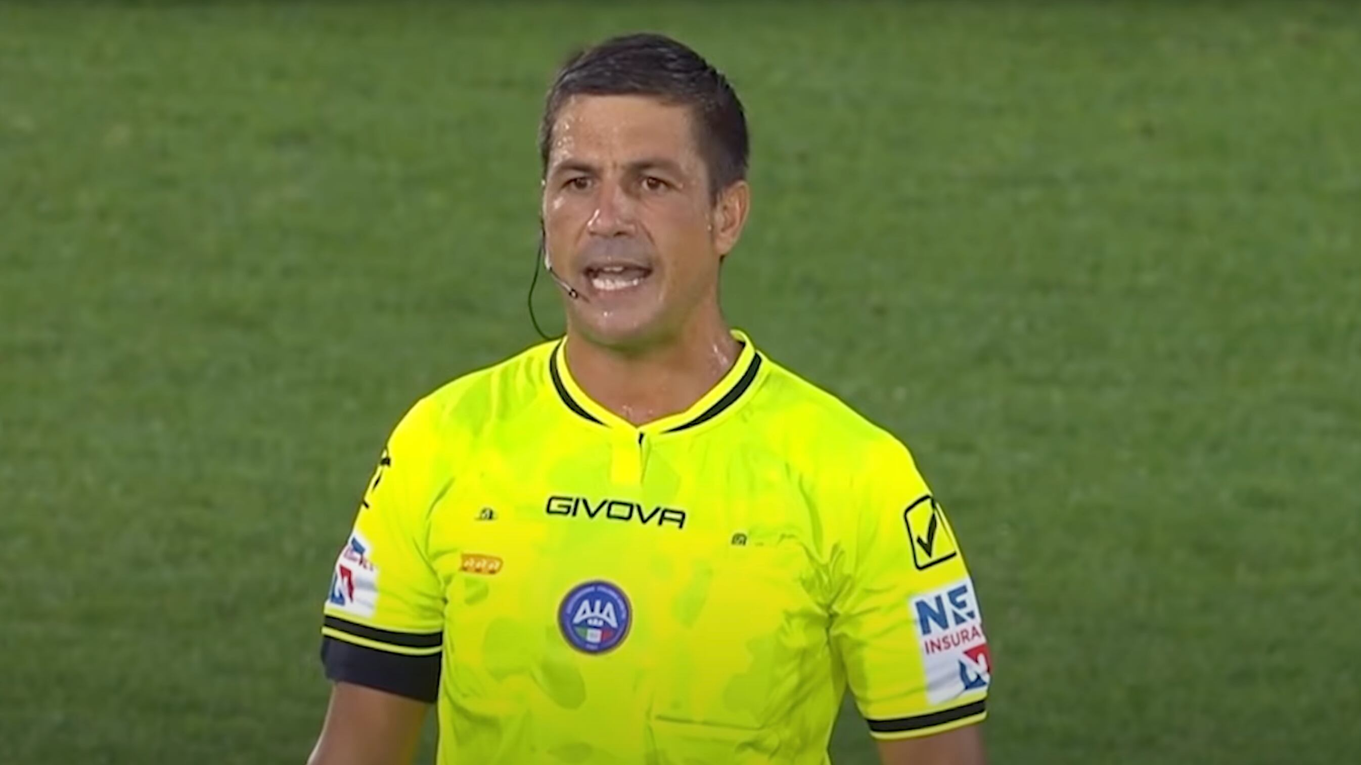 Var, la foga dell'arbitro Manganiello nell’annuncio alla stadio: il web si scatena