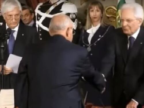 Quella stretta di mano tra Savona e Mattarella "Buon lavoro ministro"