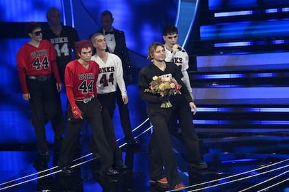 Sanremo 2024: ecco il look della seconda serata del Festival di Gazzelle 7