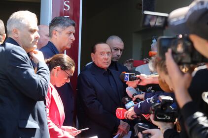 Silvio Berlusconi esce dall'ospedale 5