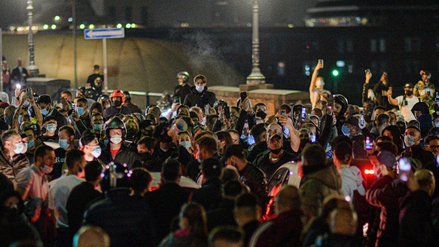 Napoli, altra manifestazione contro chiusure: centinaia di persone in strada