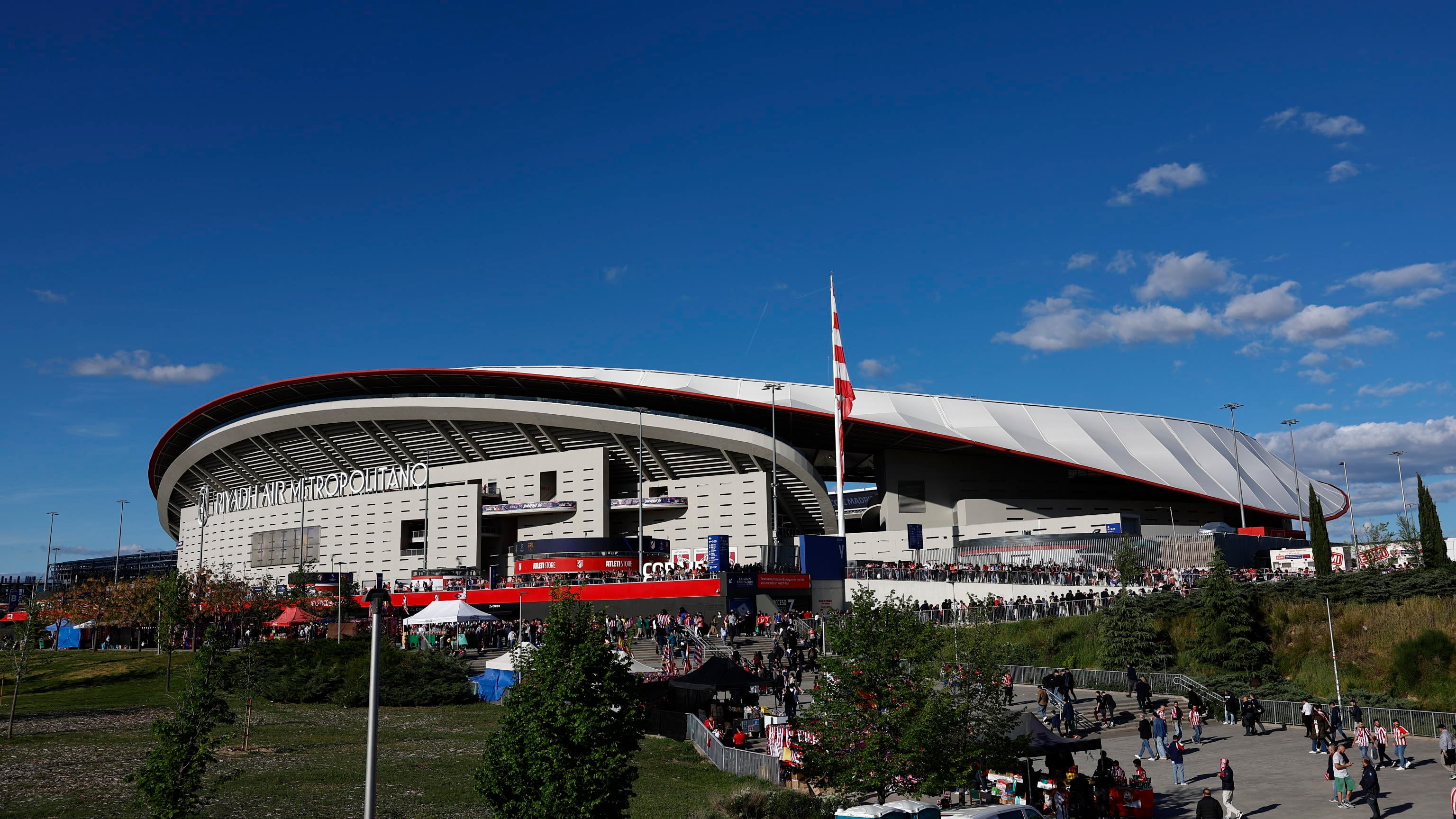 Atletico Madrid-Barcellona, tensione alle stelle: i blaugrana chiedono di misurare l’altezza dell’erba del Metropolitano