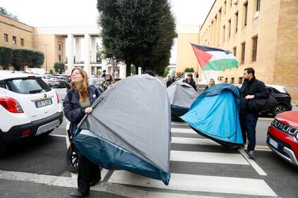 Tende anti-Israele alla Sapienza: il campeggio dei collettivi rossi 10