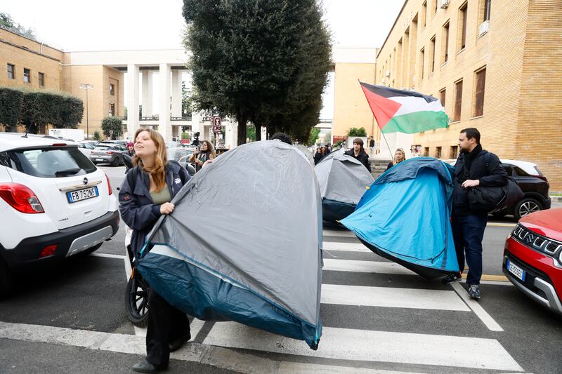 Tende anti-Israele alla Sapienza: il campeggio dei collettivi rossi 10