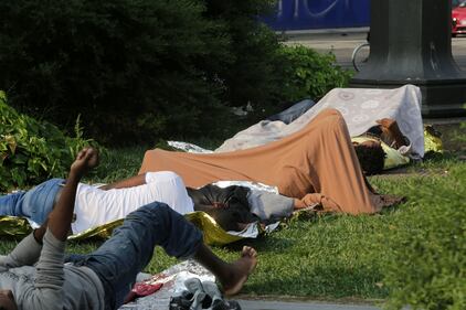 La farsa di Pisapia: immigrati sgomberati ​fuori dalla stazione 5