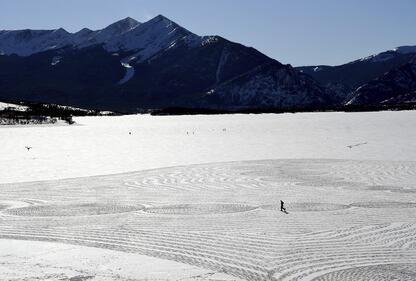 Gli spettacolari disegni, realizzati camminando sulla neve 2