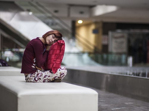 Come dormire da seduti in aereo e quali sono le conseguenze