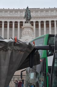 Maltempo a Roma, autobus turistico scoperchiato dal vento 8