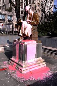 Statua di Indro Montanelli imbrattata4