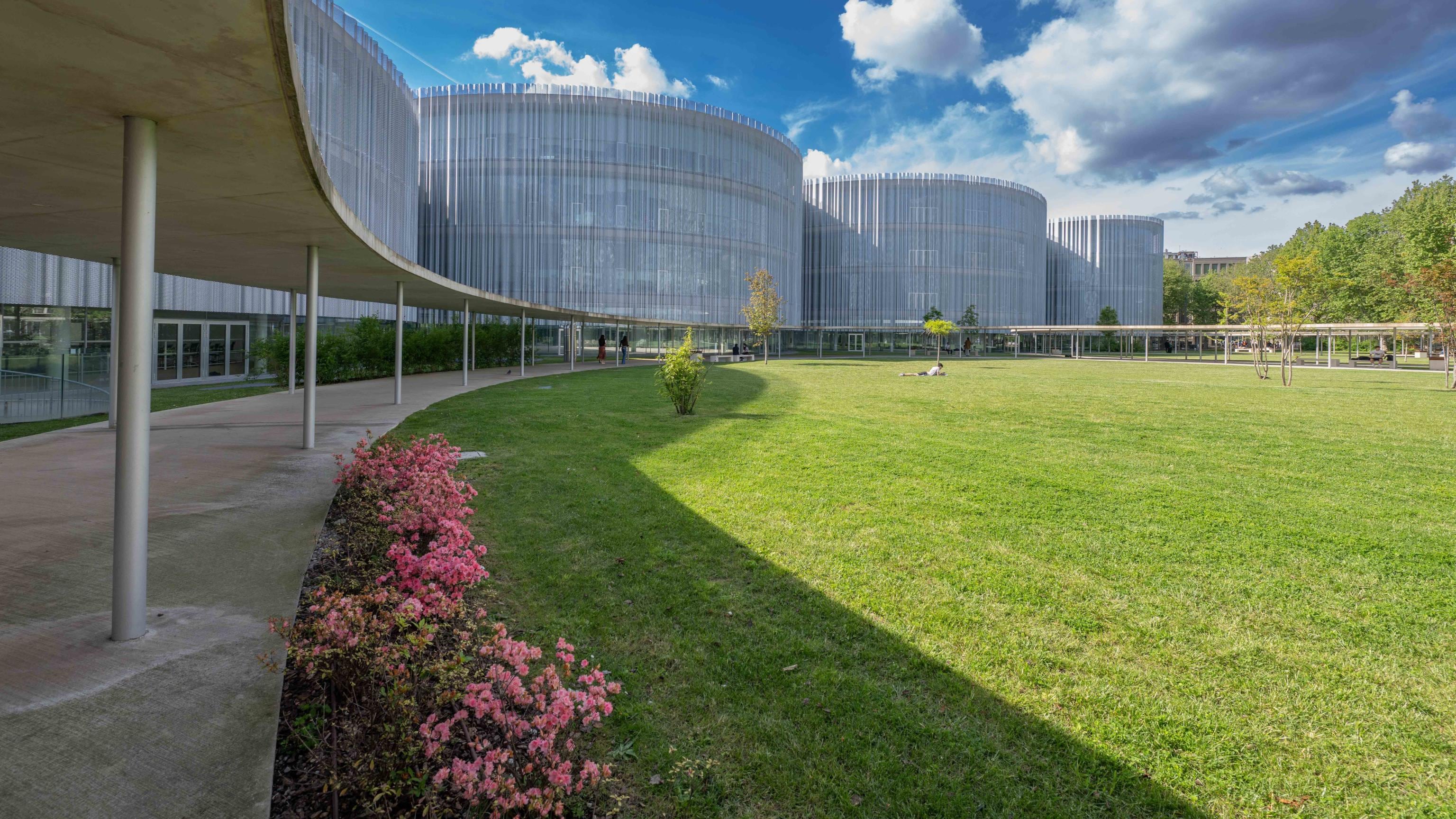 Quattro studenti della Bocconi puniti per una chat sessista: "Il diploma slitta di un anno"