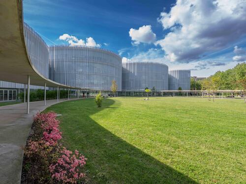 Quattro studenti della Bocconi puniti per una chat sessista: "Il diploma slitta di un anno"