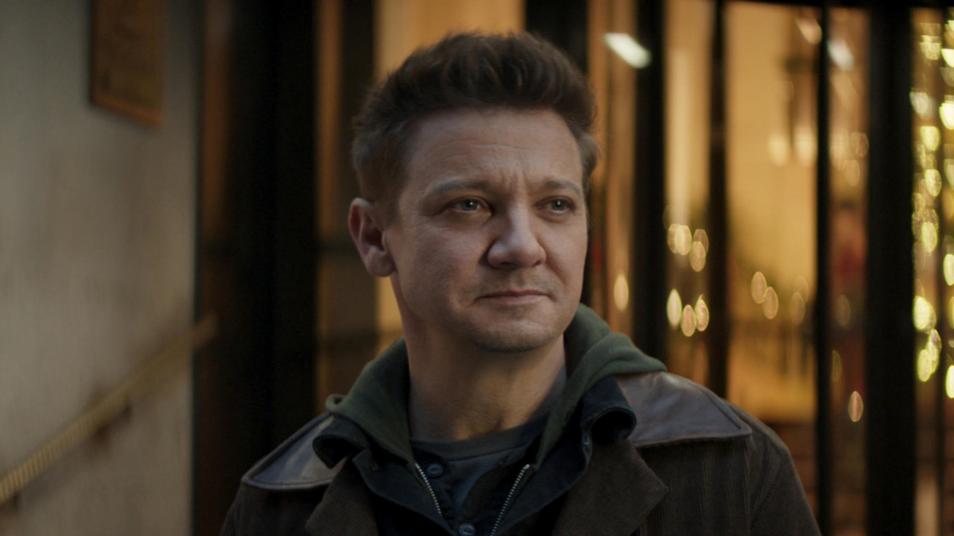 L'attore Renner travolto mentre spalava la neve. Grave ma stabile