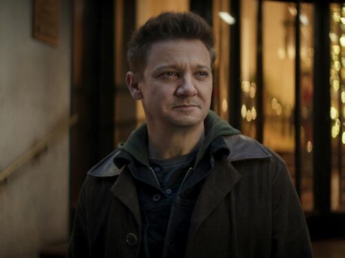 L'attore Renner travolto mentre spalava la neve. Grave ma stabile