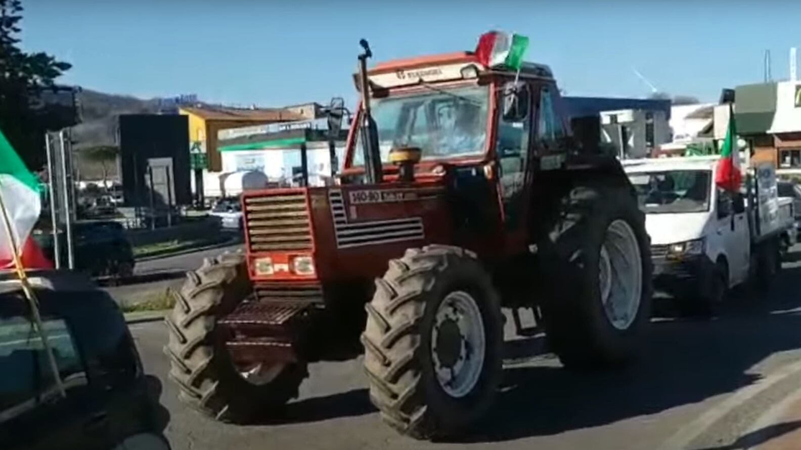 Caos sull'A1, trattori bloccano il casello di Orte: la protesta contro le politiche Ue