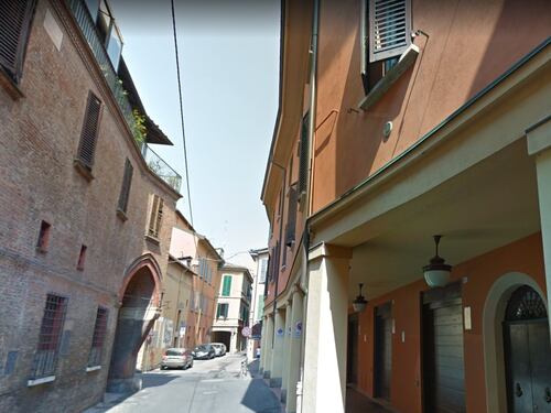 "Mi ha preso a pugni, ho paura": caccia al rapinatore che ha aggredito studentessa