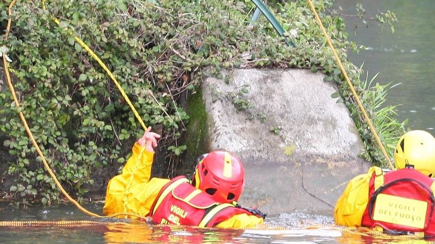 Roma, si allontana da casa con le figlie neonate e si getta nel Tevere
