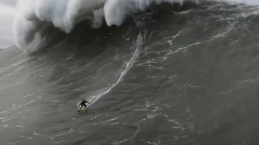 Il mostro di Nazaré: il tedesco che ha surfato l'onda più alta di sempre