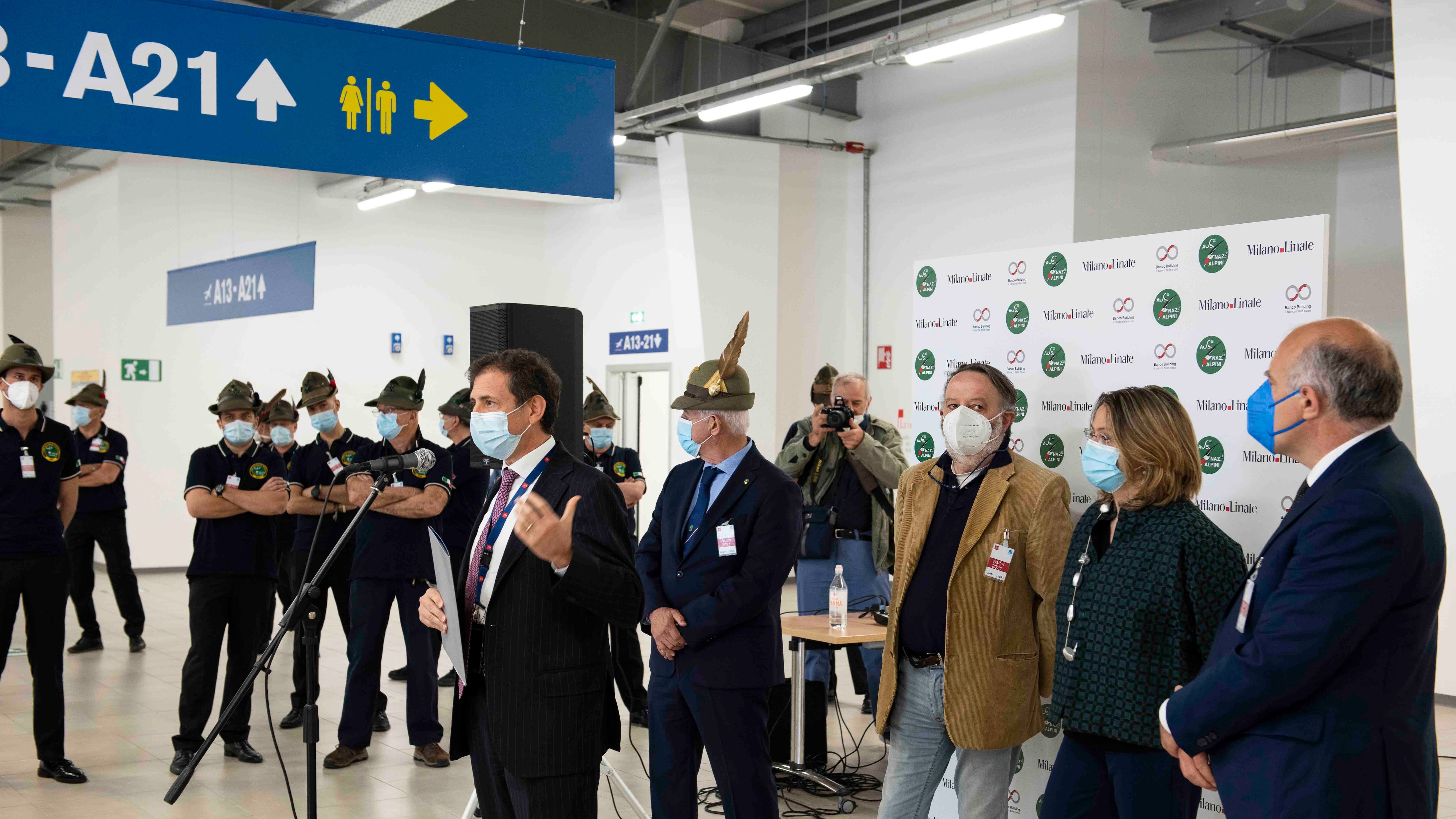 Sea dona agli alpini un fabbricato temporaneo di Linate