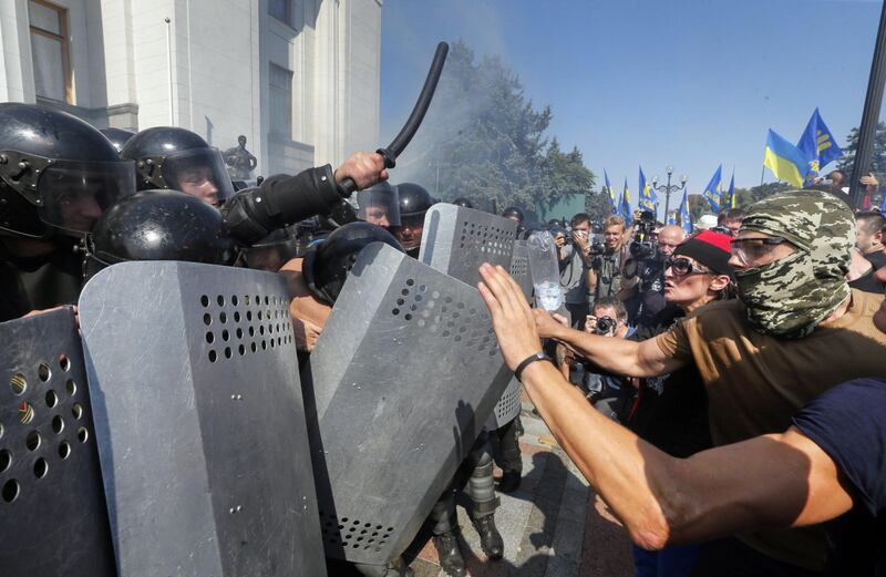 Gli scontri davanti al Parlamento di Kiev 6