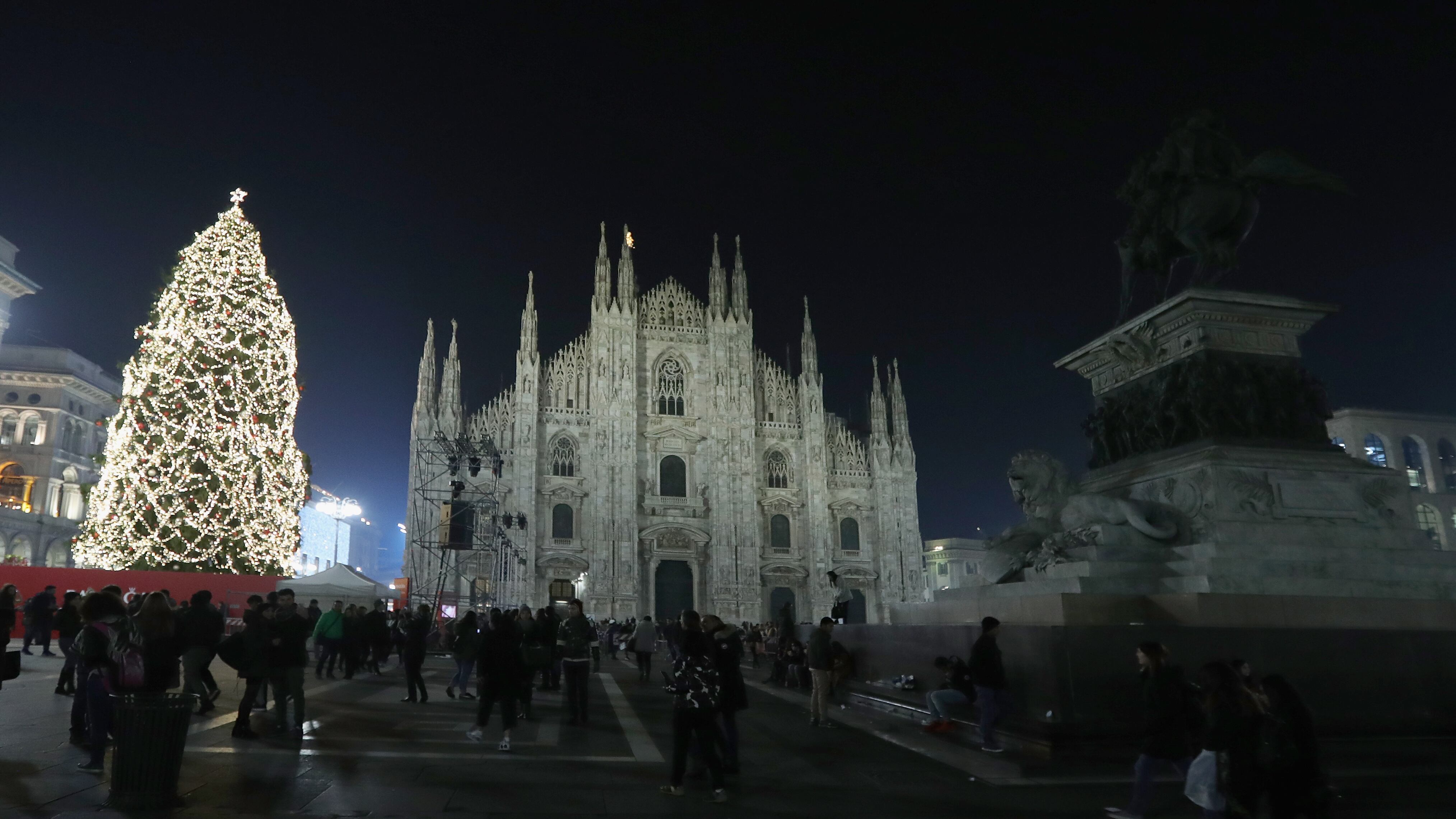Feste "ghiacciate", in Duomo scivolate (e feriti) sulle lastre