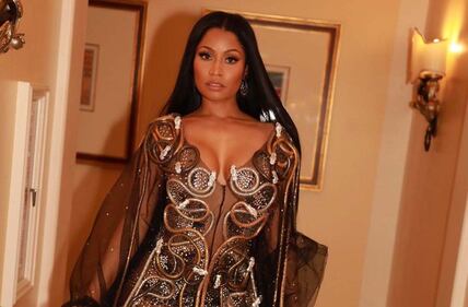 Nicky Minaj sexy con un abito di serpenti 1
