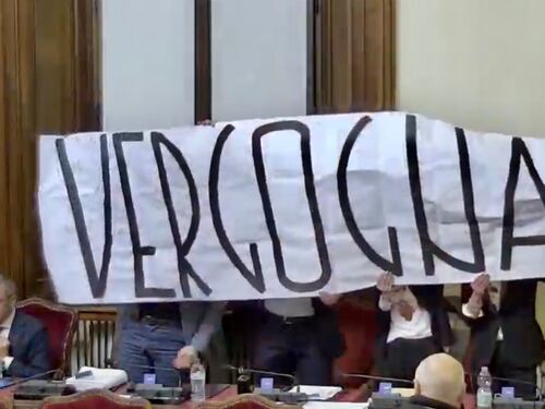 La sindaca dem aumenta l'Irpef. Scoppia la bufera: "Vergognati!"