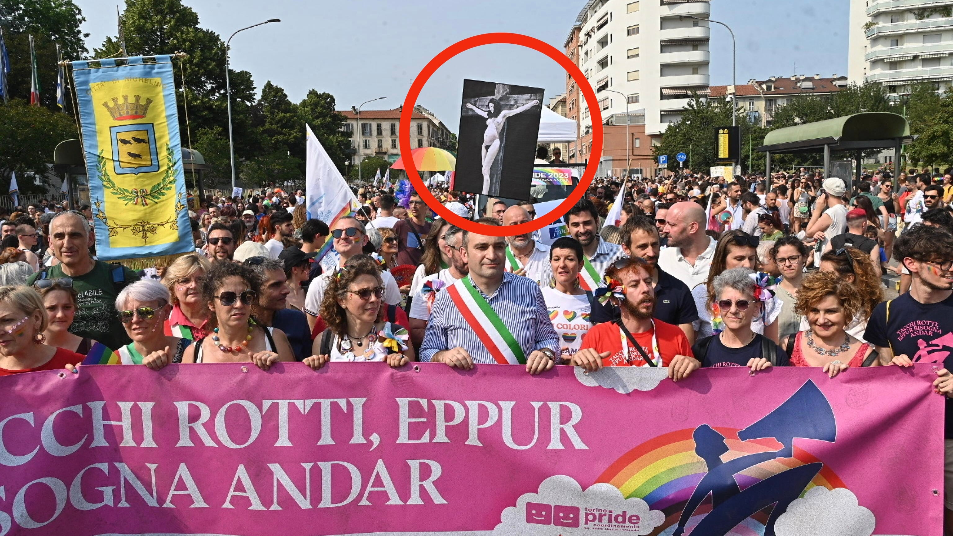 Manifesto choc per l'utero in affitto: l'ultimo sfregio del Pride al crocifisso