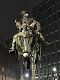 Milano, mascherine sulle statue: "Benvenuti a Smogville" 4