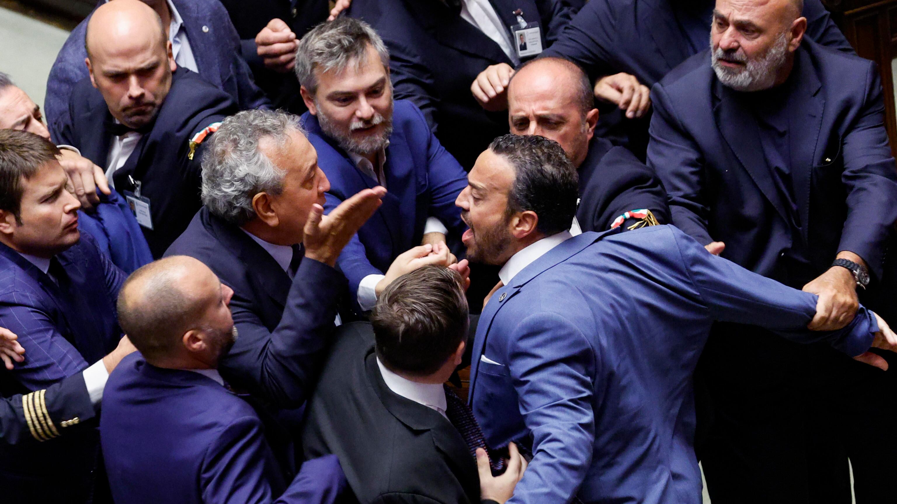 Sì alla riforma tra rissa e minacce. E l'opposizione occupa la Camera