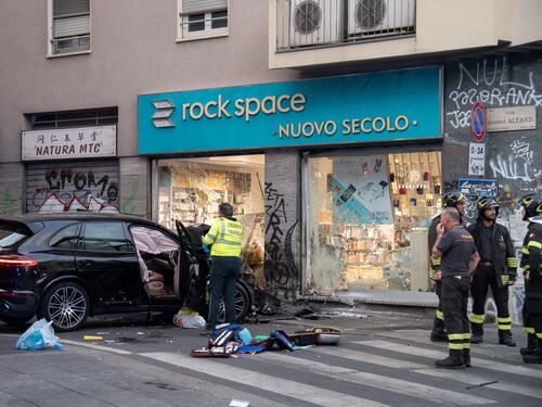 Milano, suv si schianta contro vetrina di un negozio: morti marito e moglie