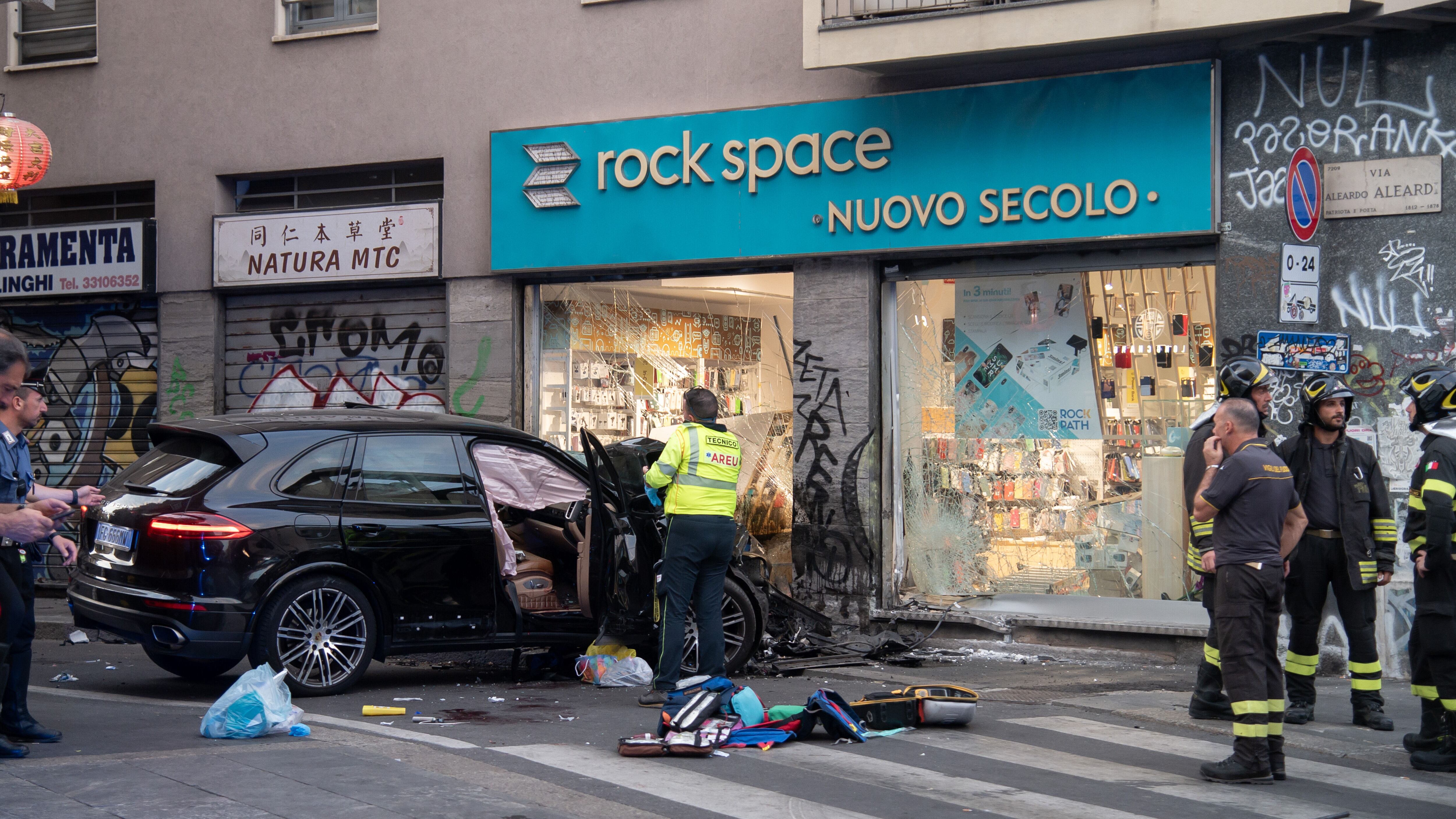 Milano, suv si schianta contro vetrina di un negozio: morti marito e moglie