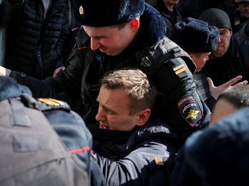 Usa e Ue alla Russia: "Liberate Navalny". Blogger condannato a 15 giorni di carcere