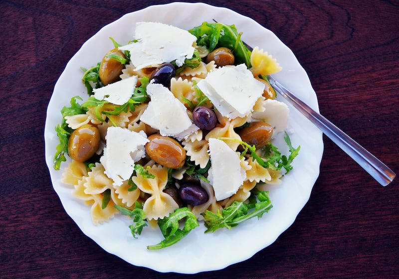 Pranzo sotto l'ombrellone: 5 insalate di pasta fredda per l'estate