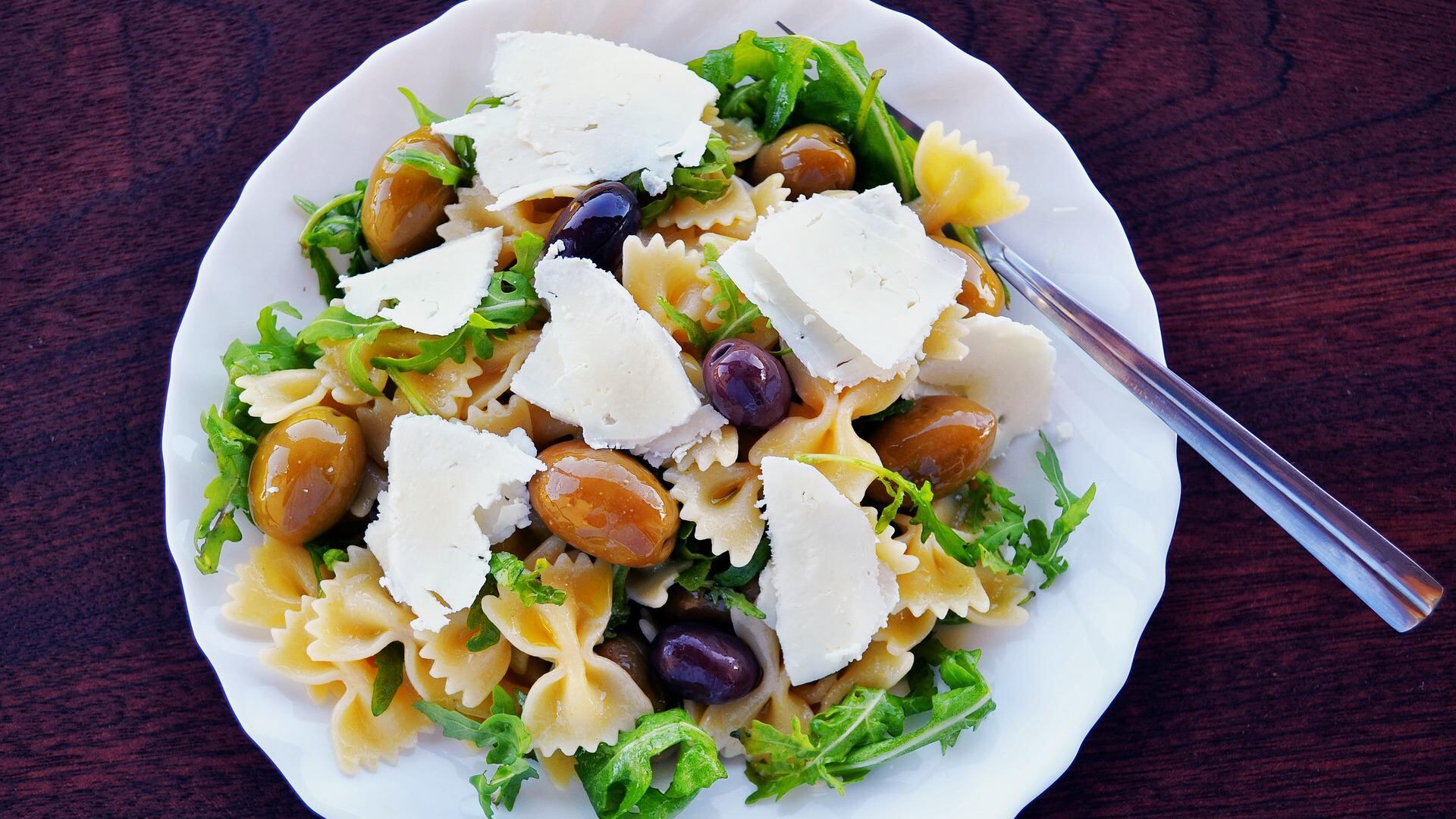 Pranzo sotto l'ombrellone: 5 insalate di pasta fredda per l'estate