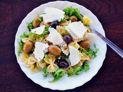 Pranzo sotto l'ombrellone: 5 insalate di pasta fredda per l'estate