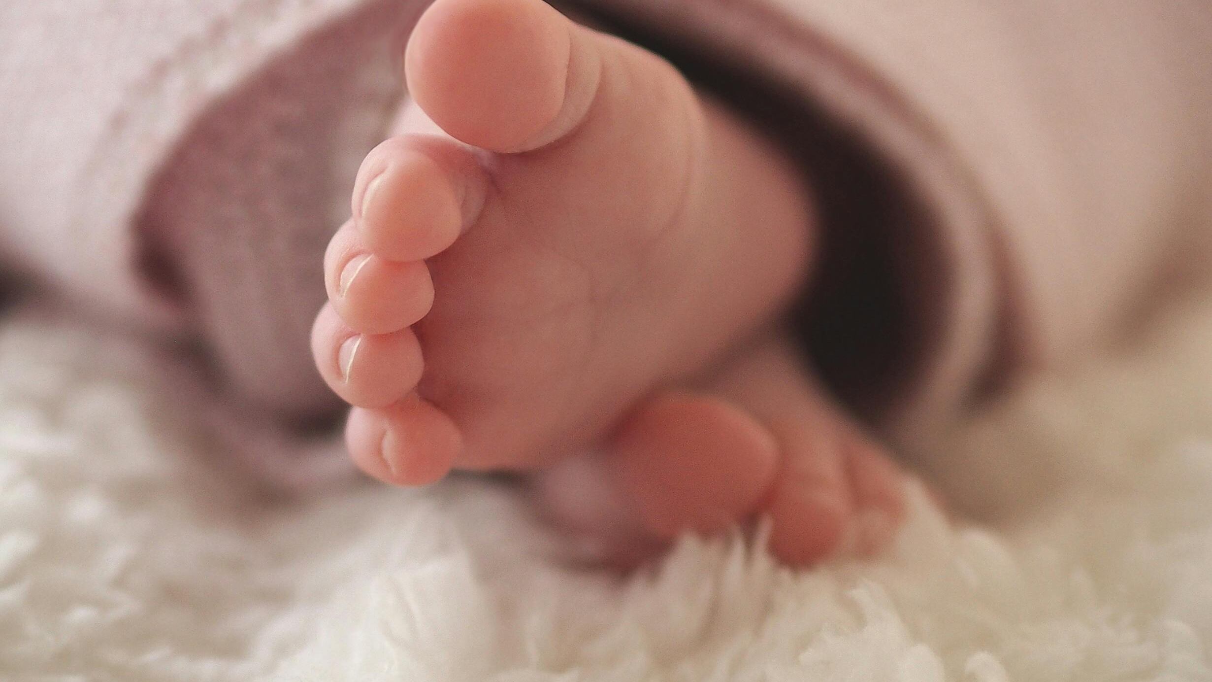 Neonata muore in braccio alla mamma durante l'allattamento