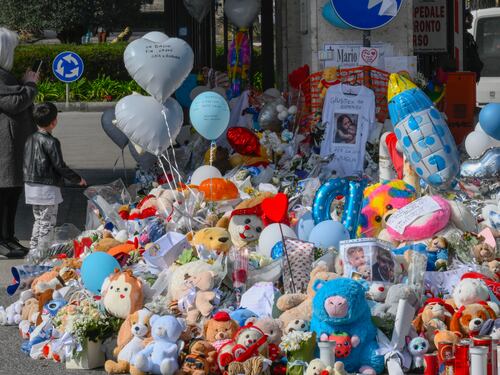 La vergogna dopo la morte di Domenico: una donna ruba uno dei peluche lasciati davanti all'ospedale. "Lo fanno tutti"