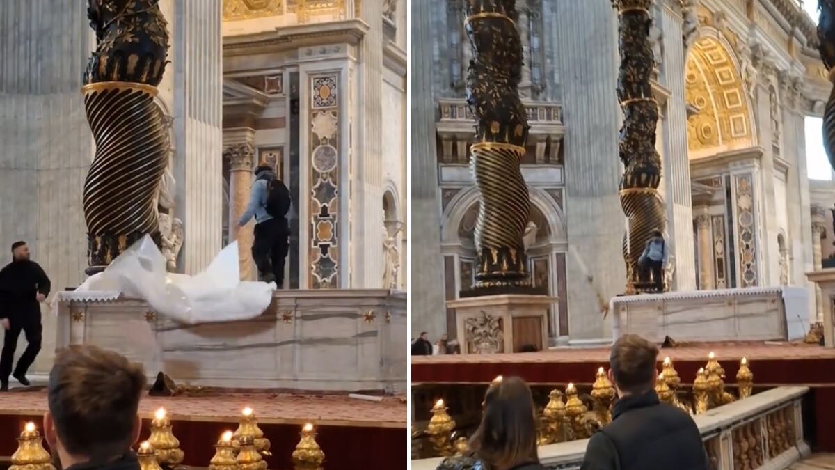 Sale sull'altare di San Pietro e distrugge sei candelabri. La follia del rumeno