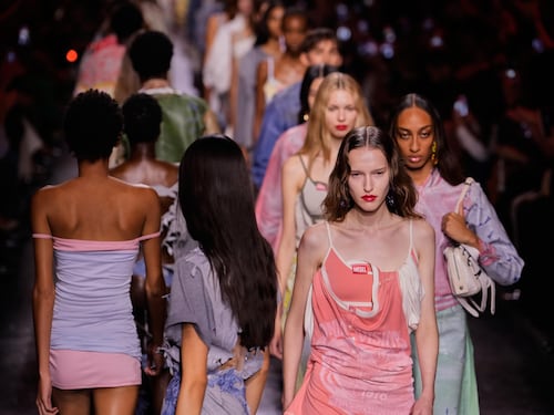 La moda di Milano. Prada, infinite gonne. Cucinelli, arte a mano