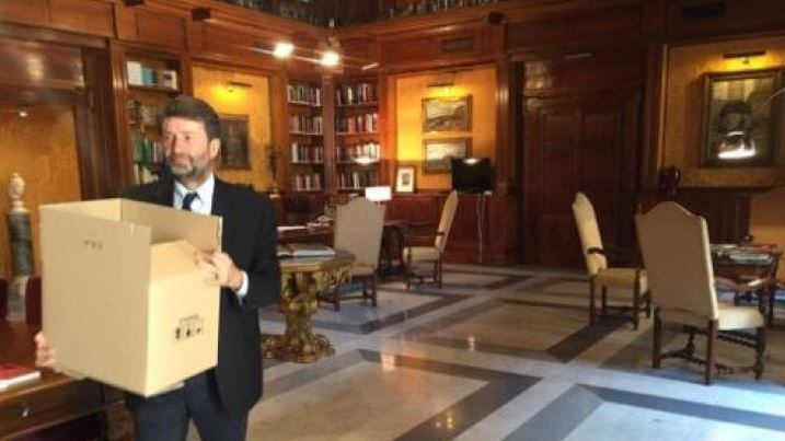 Il trasloco di Gentiloni & Co. tra foto, battute e scatoloni